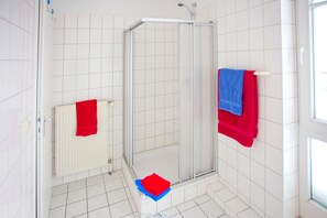 Shower, towels - Excl. Holiday Apartment Ostseeblick 50m to the beach Underground parking + Wifi free (Ostseebad Boltenhagen)