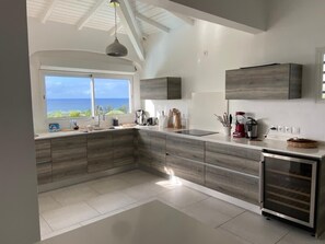 Fridge, microwave, oven, stovetop - Panoramic sea view villa - private beach access (Saint-François)