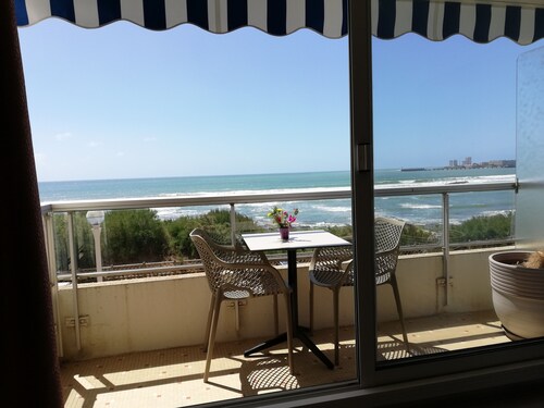 Superb view sea front, 2nd floor, lift, balcony, private pk, shops 100m away.