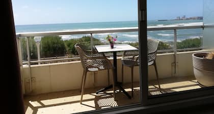 Superb view sea front, 2nd floor, lift, balcony, private pk, shops 100m away.