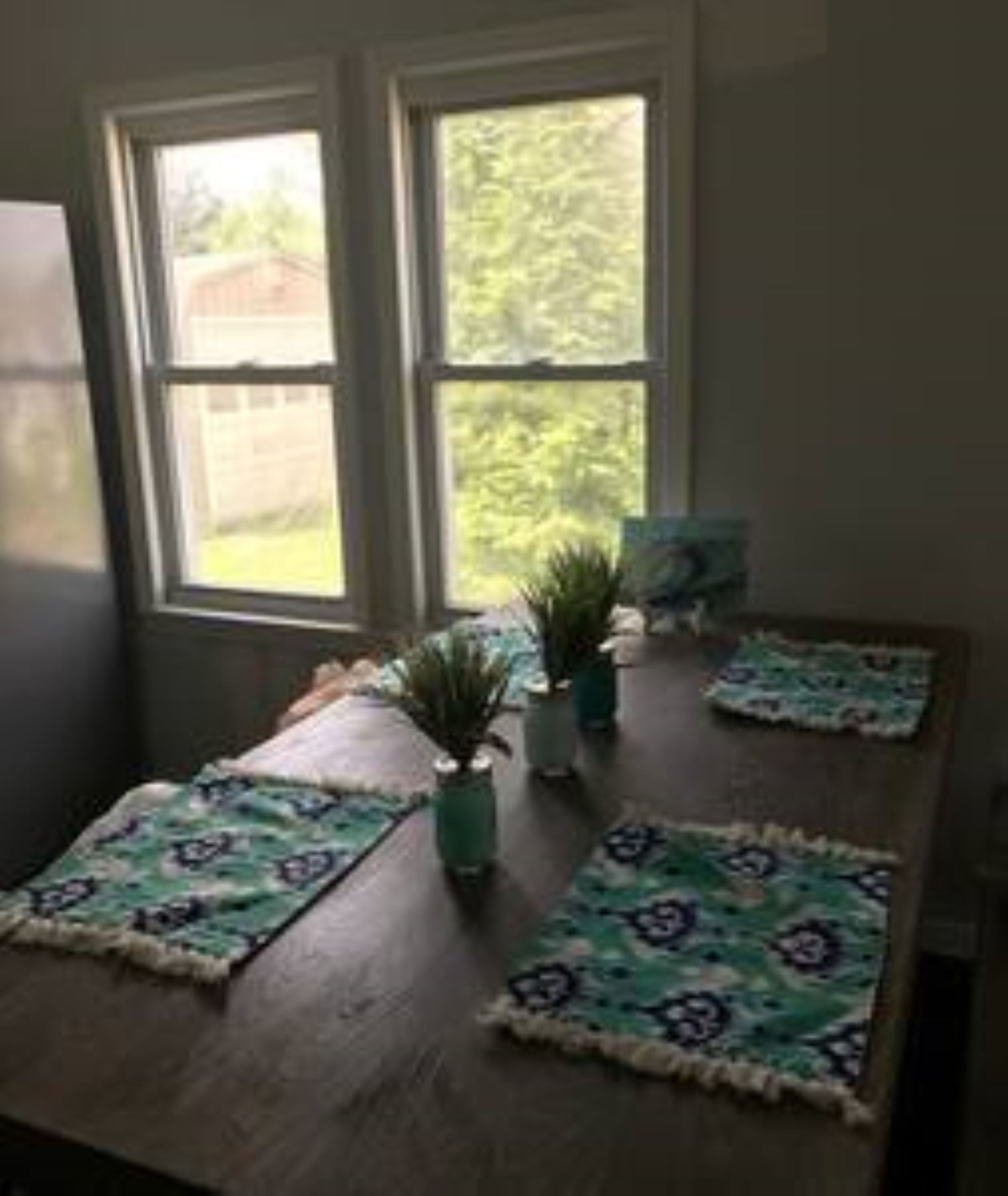 Cute renovated cottage , close to park and ride restaurants and boat ramp