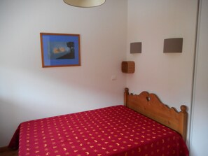 3 bedrooms, iron/ironing board, travel cot