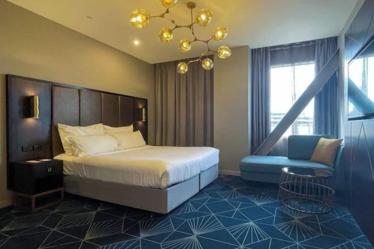 1 bedroom, premium bedding, in-room safe, laptop workspace