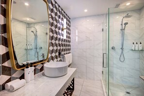 Shower, rainfall showerhead, free toiletries, hair dryer - Swiss-Belhotel Napier (Napier)