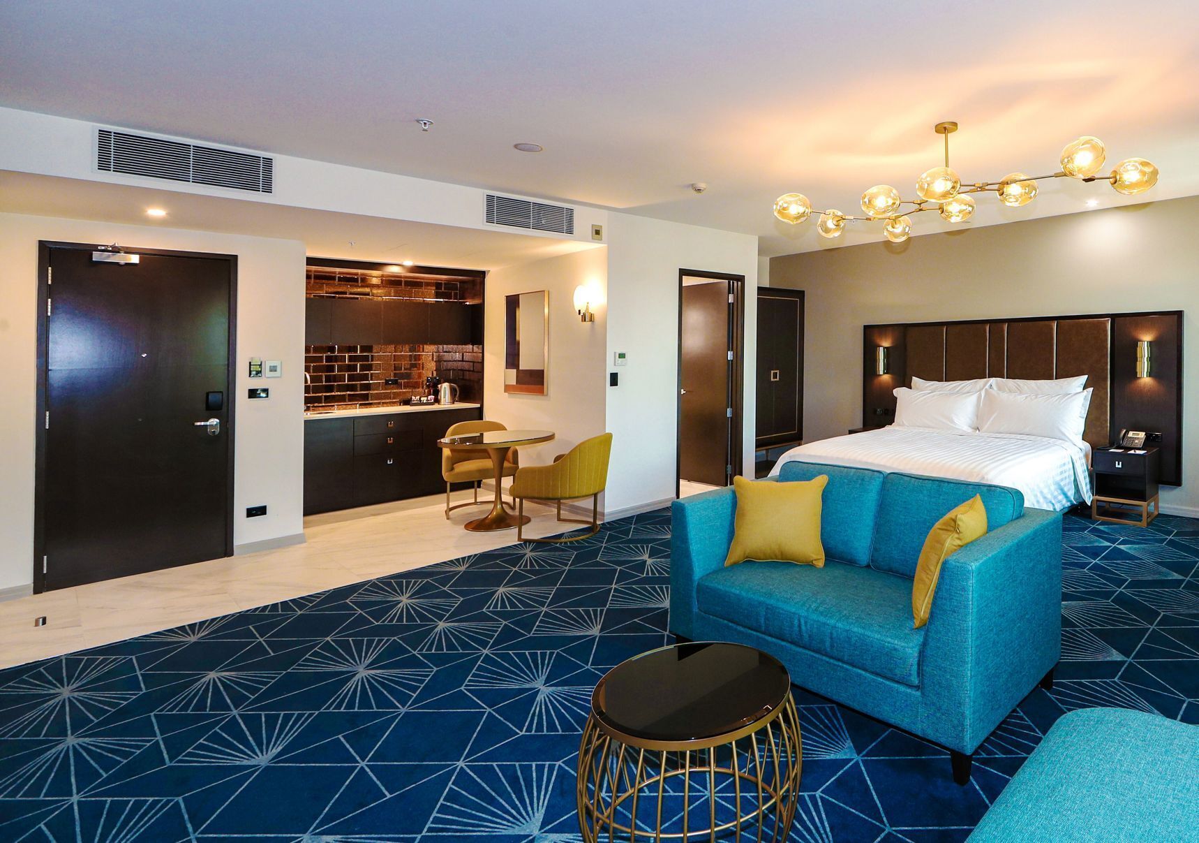 Premium bedding, in-room safe, laptop workspace, blackout curtains