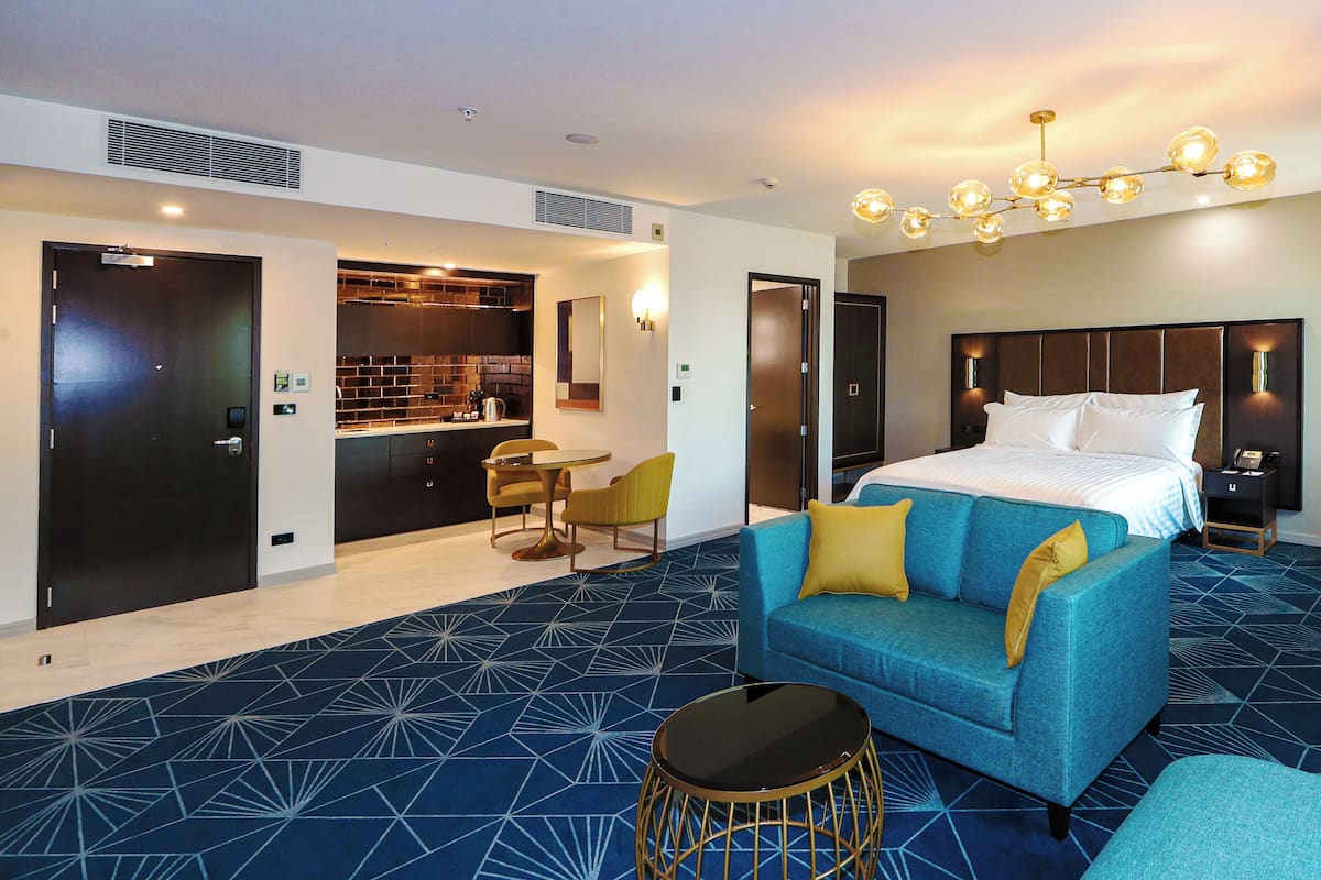 deluxe premium studio | 1 bedroom, premium bedding, in-room safe, laptop workspace