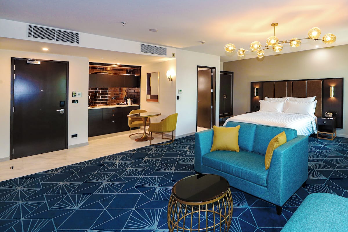 Deluxe Premium Studio | 1 bedroom, premium bedding, in-room safe, laptop workspace