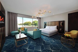 Ropa de cama de alta calidad y caja de seguridad en la habitación