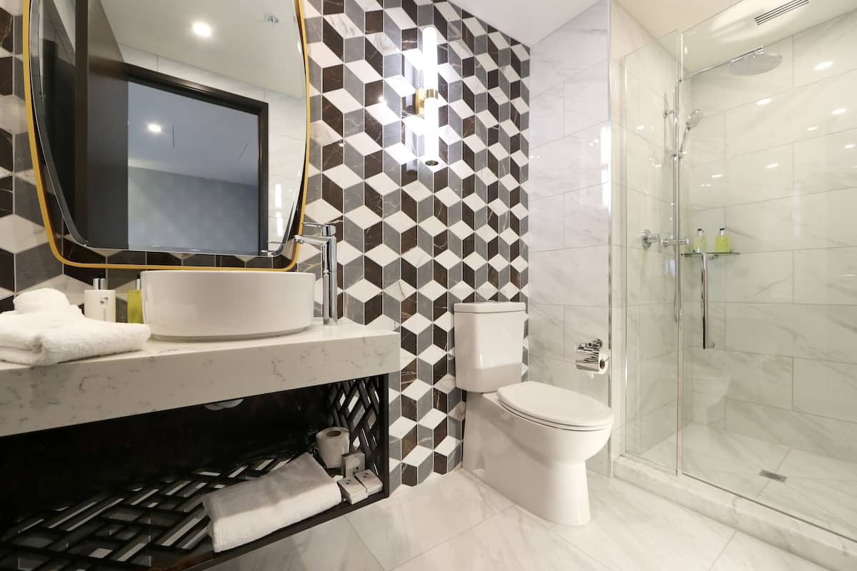 shower, rainfall showerhead, free toiletries, hair dryer