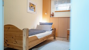2 bedrooms, iron/ironing board, travel cot, Internet