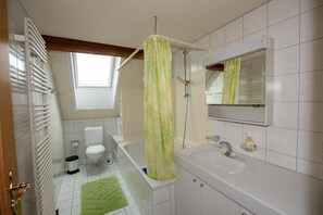 Combined shower/tub, towels