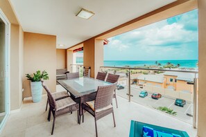 تناول الطعام بالخارج