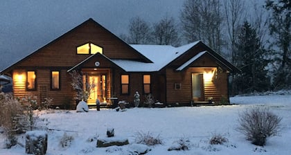 Raven's Landing Studio- Romantic Getaway with Spectacular View!