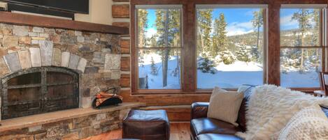 Smart TV, chimenea, videojuegos, estéreo