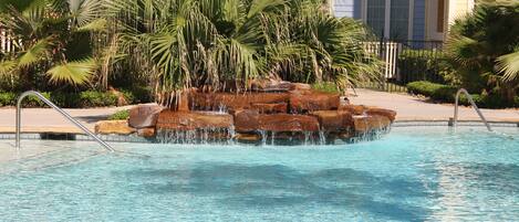 Una piscina al aire libre