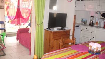 2 slaapkamers, een strijkplank/strijkijzer, reisbedje, gratis wifi