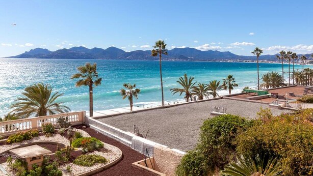 Hotel amb vistes al mar i a les muntanyes.