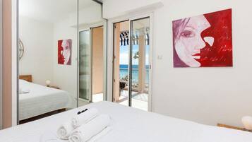 1 camera, una scrivania, ferro/asse da stiro, culla da viaggio