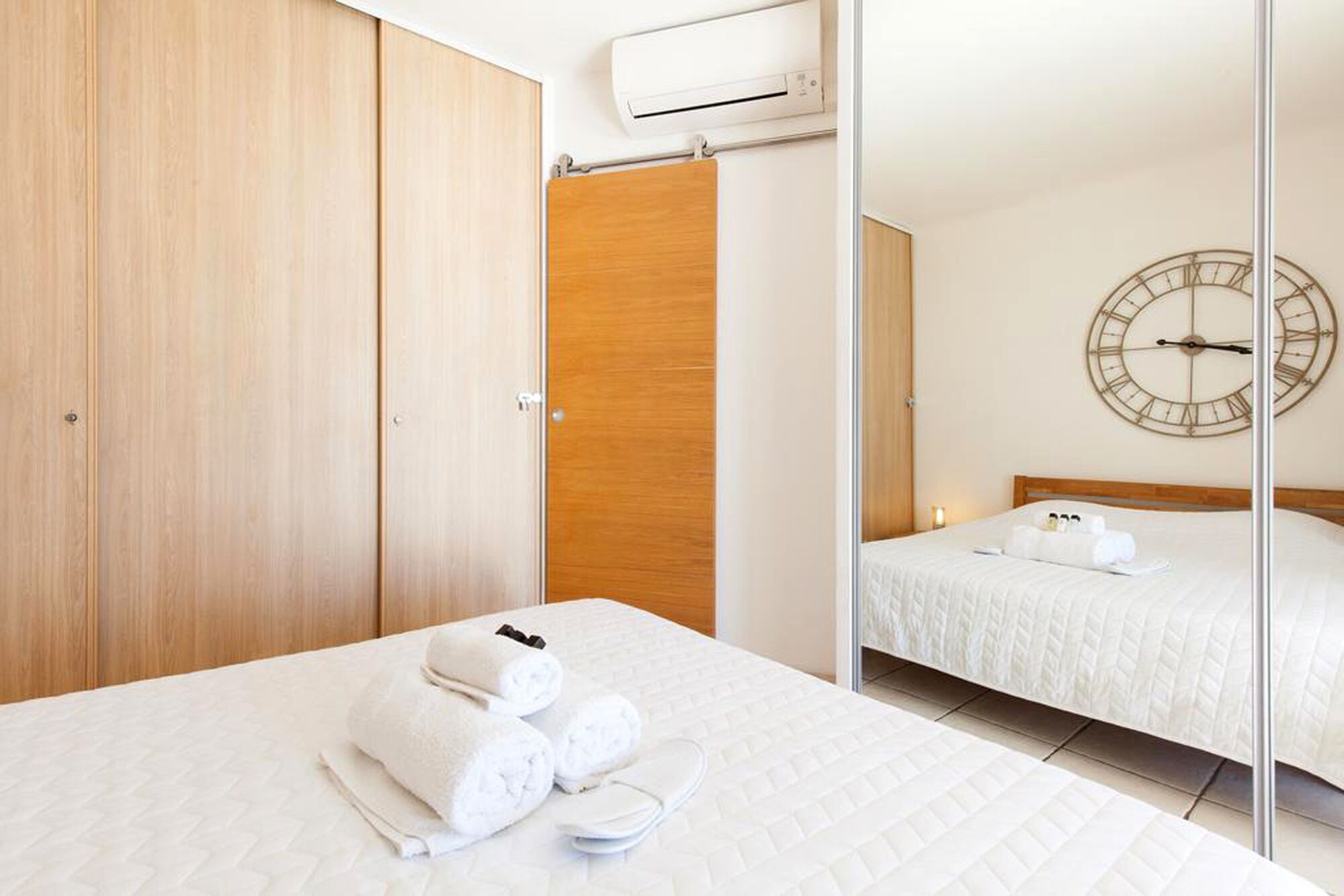 1 habitación, escritorio, tabla de planchar con plancha y cuna de viaje 