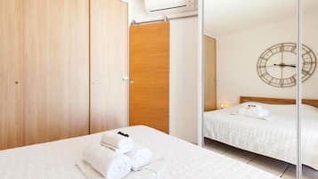 1 habitación, escritorio, tabla de planchar con plancha y cuna de viaje