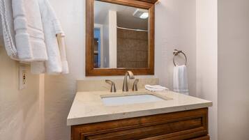 Dusche, Haartrockner, Handtücher