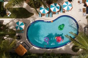 สระว่ายน้ำกลางแจ้ง