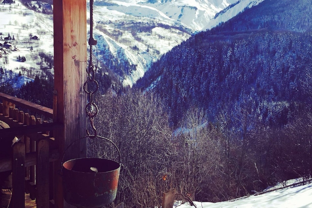 Chalet Neuf in farm hamlet - 3,5km from Les Sybelles - 310km of slopes
