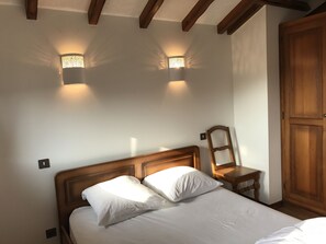 4 habitaciones, tabla de planchar con plancha y cuna de viaje 