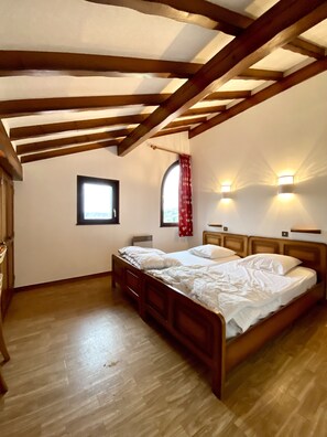 4 bedrooms, iron/ironing board, travel crib, free WiFi