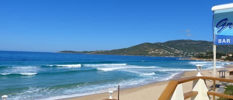 Una spiaggia nelle vicinanze