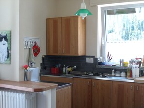Kühlschrank, Mikrowelle, Herdplatte, Wasserkocher mit Kaffee-/Teezubehör