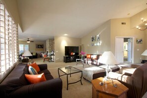 Smart TV, fireplace, ping pong, books - 5 bedroom Pool Home Private Gated Community Tennis Pickle Ball (Palm Desert)