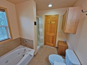 Douche, sèche-cheveux, serviettes fournies, savon