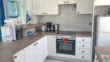 Réfrigérateur, four, plaque de cuisson, cafetiÚre/bouilloire