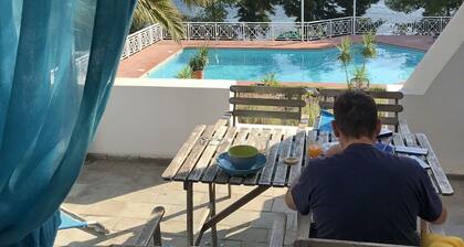 Griechische Villa mit Meer- und Poolblick