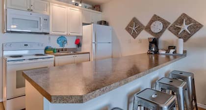 Hermoso condominio frente al mar a nivel del suelo! Piscina, sauna y acceso a la playa!