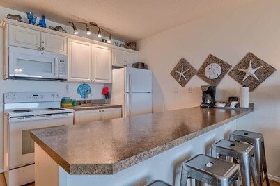 Beautiful Ground Floor Beachfront Condo - Sleeps 4 - Pool and Sauna!