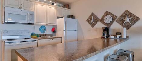 Grand réfrigérateur, micro-ondes, four, plaque de cuisson