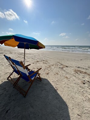 Beach nearby, sun-loungers, beach towels - Walk to restaurants/bars. 3 Blocks from Seawall. Free Beach Pass/Umbrela/Chairs (Galveston)