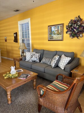 Smart TV, DVD player, books, video library - Walk to restaurants/bars. 3 Blocks from Seawall. Free Beach Pass/Umbrela/Chairs (Galveston)