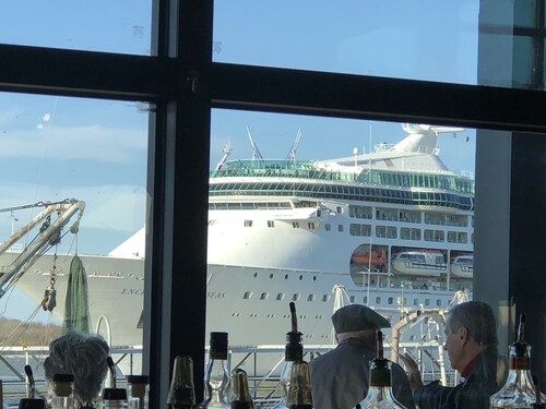 Walk to restaurants/bars.  3 Blocks from Seawall. Free Beach Pass/Umbrela/Chairs