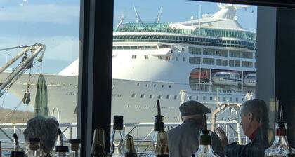 Walk to restaurants/bars. 3 Blocks from Seawall. Free Beach Pass/Umbrela/Chairs