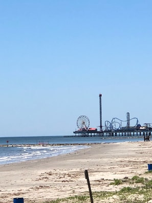 Una playa cerca, sillas reclinables de playa, toallas de playa