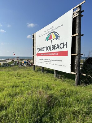 Ubicación cercana a la playa, tumbonas y toallas de playa