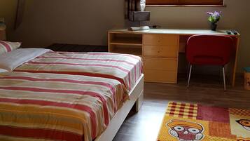 3 chambres, bureau, fer et planche à repasser, lit parapluie