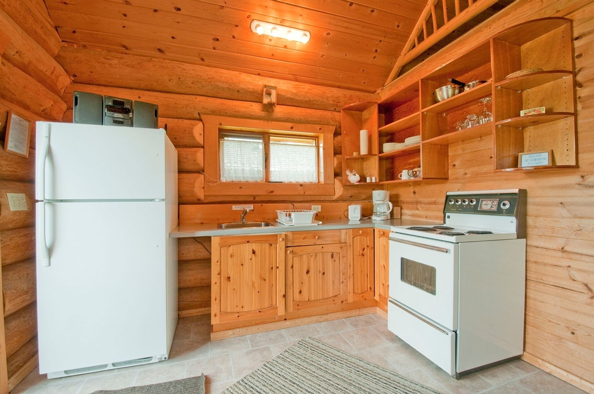 Cosy Lake front Log Cabin at Canim Lake Resort