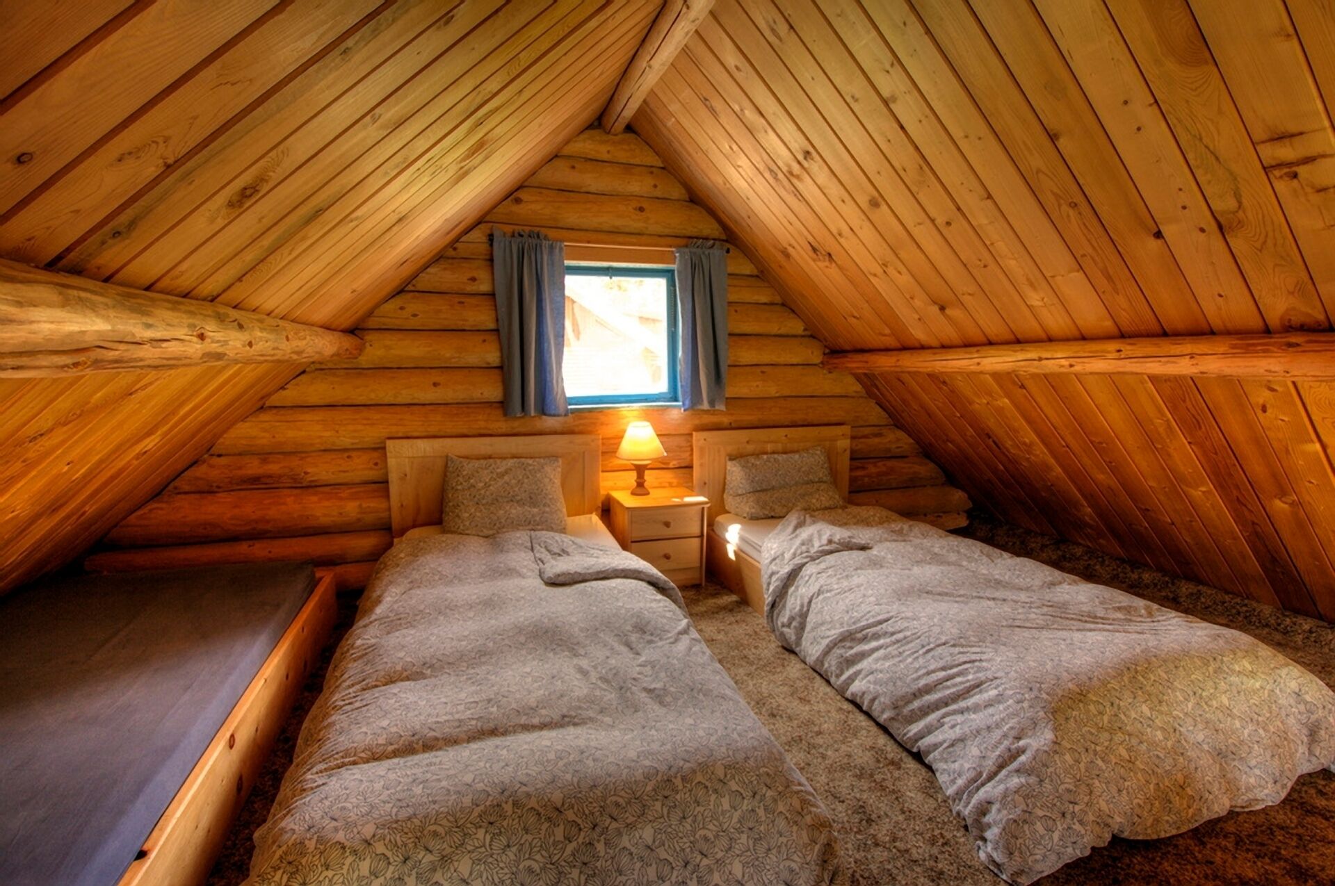 Cosy Lake front Log Cabin at Canim Lake Resort