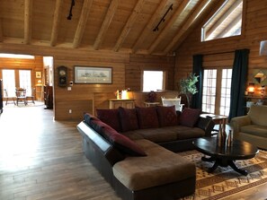 Älytelevisio, takka, DVD-soitin, pöytätennispöytä