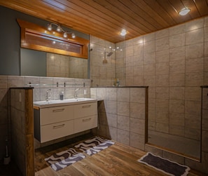 Bathtub, hair dryer, towels, soap - Exceptional Mountain Lodge in the Colorado Southern Rockies. Multifamily space! (Fort Garland)