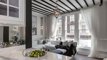Smart TV, fireplace